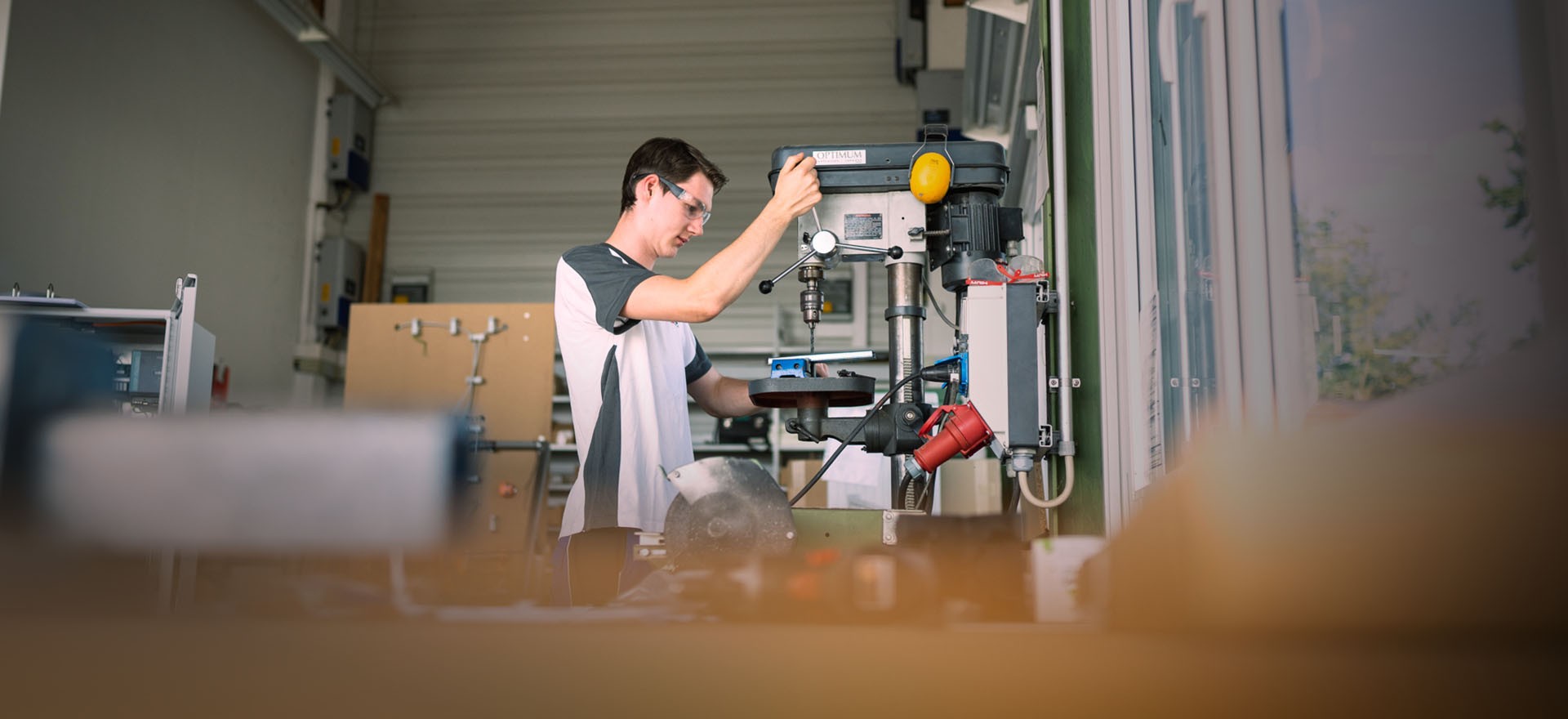 Abel Elektrotechnik Mitarbeiter Vor Bohrer 